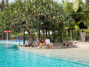 努萨角RACV努萨度假酒店的一群人坐在游泳池边