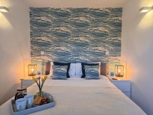 The Bunker-Luxe Central Falmouth Getaway with Stunning Sea Views客房内的一张或多张床位