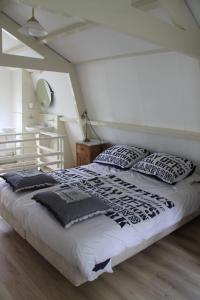 赞德沃特萨玛豪斯赞德沃特山林小屋的一间卧室配有一张大床,提供黑白枕头