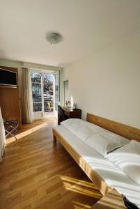 巴塞尔Hotel Rössli的一间卧室配有一张床、一张书桌和一个窗户。