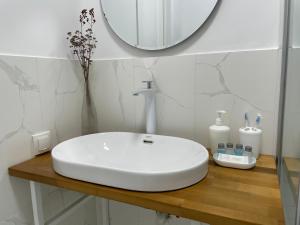 阿拉木图Mini cozy corner #1的浴室设有白色水槽和镜子