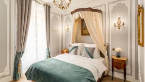 巴黎Luxury and spacious 5 bedroom 4 bathroom - Notre Dame的一间卧室设有天蓬床和窗户。
