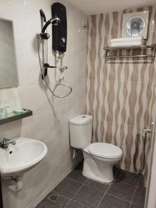 双溪大年MORNINGS HOTEL的一间带卫生间和水槽的浴室