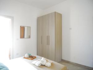 托里德欧索Appartamenti Via Corfù - Le vie di Omero的一间卧室配有木制橱柜和一张床