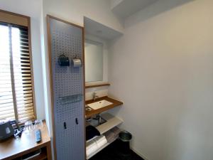 大阪UMEDAHOLIC HOTEL的一间带水槽和镜子的浴室