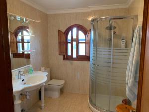 马塔拉斯卡尼亚斯VERDEPLAYA的带淋浴、盥洗盆和卫生间的浴室