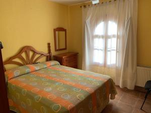 马塔拉斯卡尼亚斯VERDEPLAYA的一间卧室设有一张床和一个大窗户