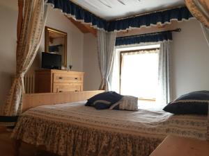 Sant’OrsolaSantorsola Relax Hotel的一间卧室设有一张大床和窗户