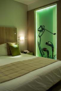 突尼斯高尔夫皇家酒店的一间卧室配有一张壁画床
