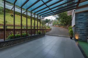 蒙纳Trivers Resort Munnar的花园景玻璃屋