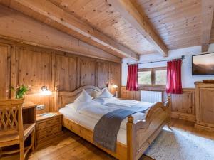 厄尔布鲁奎拉酒店的卧室配有一张床铺,位于带木墙的房间内