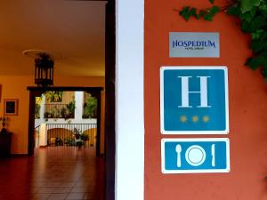 波加拉Hospedium Hotel Val de Pinares的墙上的标志,上面有水 ⁇ 标志
