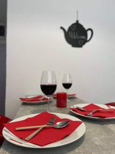 布尔泽策Bele staze Kopaonik z的一张带红餐巾的桌子和两杯葡萄酒