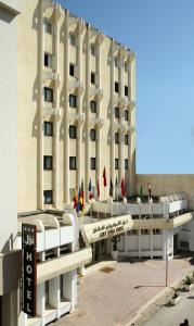 突尼斯高尔夫皇家酒店的前面有一大堆旗帜的建筑