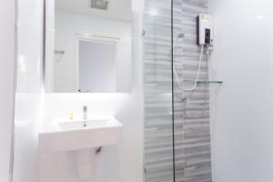 帕夭ABIZZ Hotel KwanPhayao的白色的浴室设有水槽和淋浴。