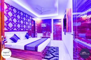 新德里Hotel Fabulous - Delhi International Airport的一间卧室,卧室内配有一张大床
