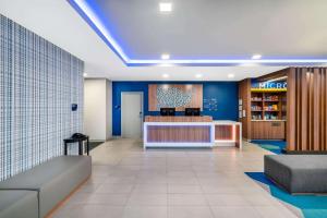 温泉城Microtel Inn & Suites by Wyndham Hot Springs的一间拥有蓝色墙壁的云母商店的大堂