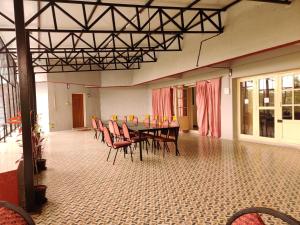 SivasamudramKSTDC Hotel Mayura Bharachukki, Shivanasamudra的一间带桌椅的用餐室
