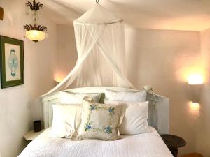 贝赫尔-德拉弗龙特拉CASA LA FUENTE C Casas Vejer Debra的卧室配有白色的床单和枕头