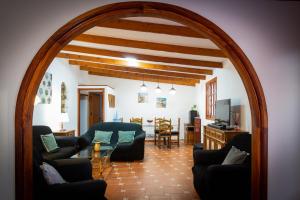 维拉韦德Villa NARE - Casa típica majorera的拱门通往带沙发和桌子的客厅