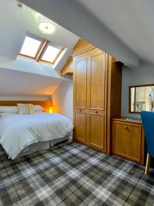锡斯凯尔Cumbrian Lodge的一间卧室配有一张床和天窗