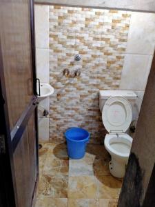 SIDHU GUEST HOUSE double bed attach bathroom room的一间浴室