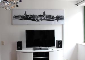 施特拉尔松德桑达帕特公寓的白色墙壁上配有平面电视