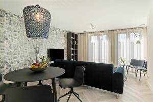 栋堡DRL08 Luxury apartment with sauna in centre的客厅配有沙发和桌子