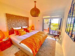 阿尔加德萨Amazing Sea View La Hacienda Alcaidesa Links Golf Beach Resort的一间卧室设有一张大床和一个大窗户