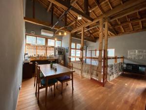 鹿角yuzaka - natural & sustainable inn -的厨房以及带桌椅的用餐室。