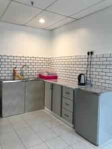 邦咯Pangkor Coralbay Resort 201 apartment的厨房配有水槽和台面
