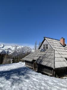 StahovicaVelika Planina - Chalet Rušovc - Location with fully privacy的雪中谷仓,山底下