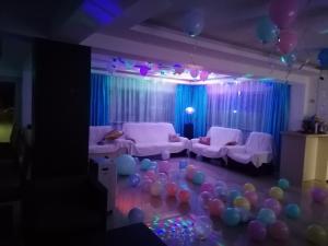 科斯蒂内什蒂Azamara的一间客厅,在房间中间设有气球