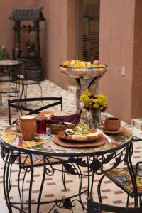 图斯特拉古铁雷斯Camino Mexicano Hotel & Resort的上面有盘子的桌子