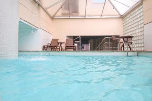 贝洛奥里藏特贝洛奥里藏特广场酒店的大楼内的一个蓝色海水游泳池