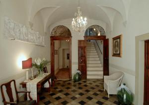 斯波莱托Palazzo Sant'Angelo的走廊设有楼梯和吊灯