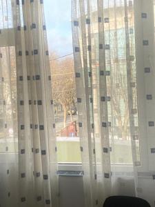 南埃福列帕拉多克斯住宿加早餐旅馆的建筑前的窗户,带窗帘