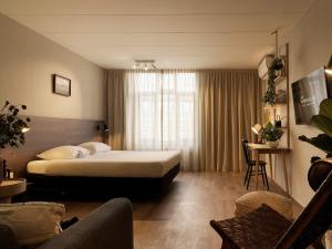 马斯特里赫特Townhouse Apartments Maastricht的酒店客房,配有床和沙发