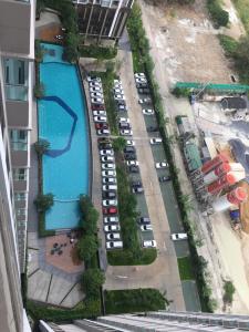 曼谷Supalai Rama9 Monthly的享有停车场空中景致,设有游泳池