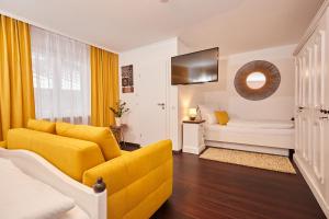 基姆湖畔普林Zum Fischer am See ***S的客厅设有黄色沙发和电视