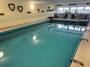 巴特特尔茨艾蒙沃得酒店的大楼内的一个蓝色海水游泳池