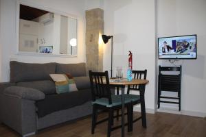巴埃萨Barbacana, dieciocho的客厅配有沙发和桌椅