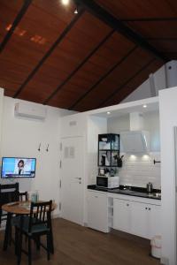 巴埃萨Barbacana, dieciocho的厨房配有白色橱柜、桌子和柜台。