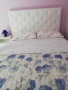 希贝尼克日落公寓的床上有蓝色花卉床罩