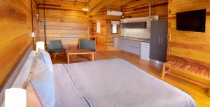 坎伯雷塔Alma Serrana - Suites de montaña!的小屋内设有一间带床铺的卧室和厨房