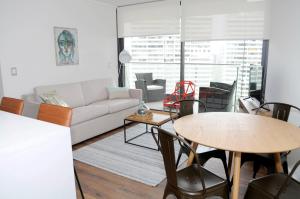 圣地亚哥Apartment - Kennedy - Parque Arauco的客厅配有沙发和桌子
