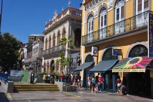 里约热内卢里亚索尔广场酒店的一群人沿着街道走着,街道上有许多建筑