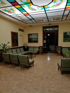 廖洛泰尔梅Hotel Antico Borgo的客厅设有色彩缤纷的天花板和沙发。