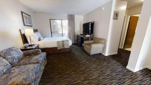 基洛纳休憩套房酒店的酒店客房,配有床和沙发