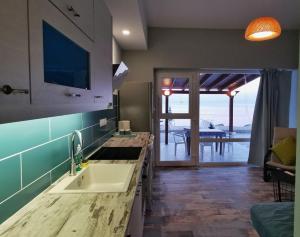 卡尔扎迈纳Pillbox Seafront Studios and Apartments的一个带水槽的厨房,享有海景